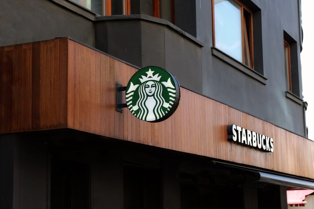 Starbucks skapade nyligen rubriker med sitt beslut att revidera sin årliga försäljningsprognos eftersom efterfrågan på kaffe upplever en kylande trend på nyckelmarknader som gör att Starbucks tappar mark i USA och Kina.