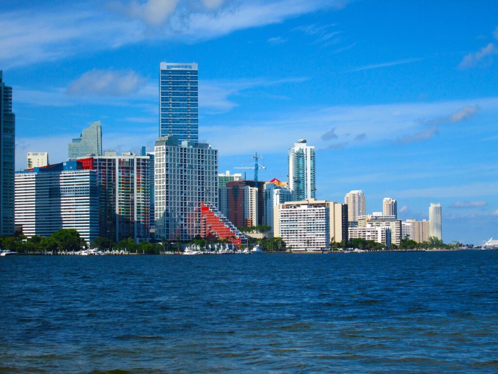 Du har hört talas om Florida Man, men det kanske inte matchar Florida bubbla. Tänk på en ny studie från forskare från Florida Atlantic University och Florida International University i södra Florida. De fann att det genomsnittliga hemmet på Floridas fastighetsmarknad övervärderad med nästan 35 % i förhållande till dess långsiktiga prissättningskostnader, och de slår larm.