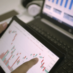 Arbitrage kan och bör vara en riskfri trading strategi. Här förklarar vi grunderna med arbitrage, och hur det i vissa fall är möjligt för en privatperson att dra fördel av denna typ av handel. Alla som har spelat på odds vet sannolikt vad ett arbitrage är, även om de kanske inte känner till ordet.