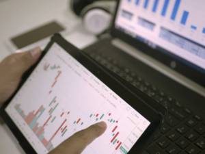 Arbitrage kan och bör vara en riskfri trading strategi. Här förklarar vi grunderna med arbitrage, och hur det i vissa fall är möjligt för en privatperson att dra fördel av denna typ av handel. Alla som har spelat på odds vet sannolikt vad ett arbitrage är, även om de kanske inte känner till ordet.