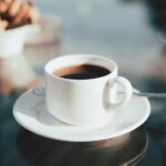 Historiskt sett börjar tjurmarknader för kaffe i New York. Vanligtvis uppstår de efter väderproblem i Brasilien. När skillnaden mellan New York Arabica och London Robusta priser vidgar sig avsevärt, uppmärksammar kafferosterier detta och skiftar sin efterfrågan från Arabica till Robusta kaffe.