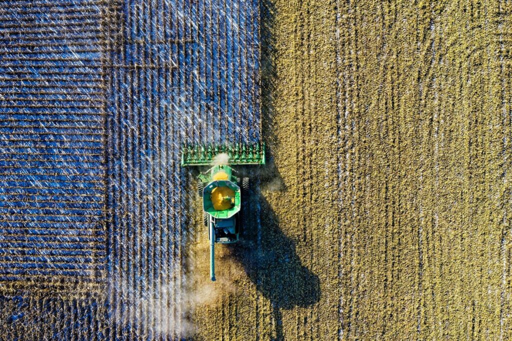 majs och sojabönor I USA ställs många bönder inför ett val varje år när det kommer till planteringssäsongen. De kan plantera sojabönor eller majs. Det amerikanska etanolmandatet har stött majsproduktionen i flera år, men bönder strävar alltid efter att maximera sin avkastning. De tenderar att plantera den gröda som kommer att skapa det bästa ekonomiska resultatet.