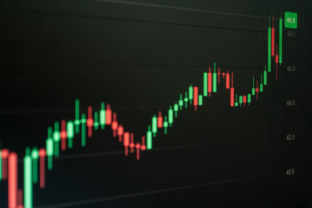 Upp- och nedtrender är heta ämnen bland tekniska analytiker och handlare eftersom de säkerställer att de underliggande marknadsförhållandena fungerar till förmån för en handlares position snarare än mot den. Trendlinjer är lätt igenkännliga linjer som handlare ritar på diagram för att koppla ihop en serie priser.