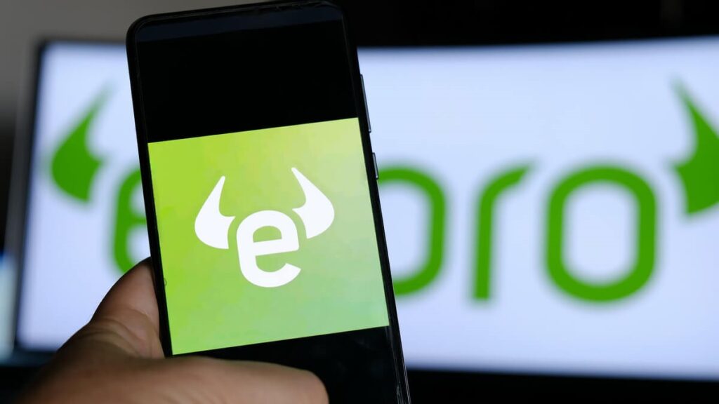 Den globala finansjätten eToro har konfidentiellt ansökt om en börsnotering i USA, med en värdering av 5 miljarder dollar, rapporterar Financial Times. Denna milstolpe, som förväntas slutföras i New York under andra kvartalet 2025, understryker eToros ambition att utöka sin globala närvaro och stärka sin roll i att demokratisera investeringar.