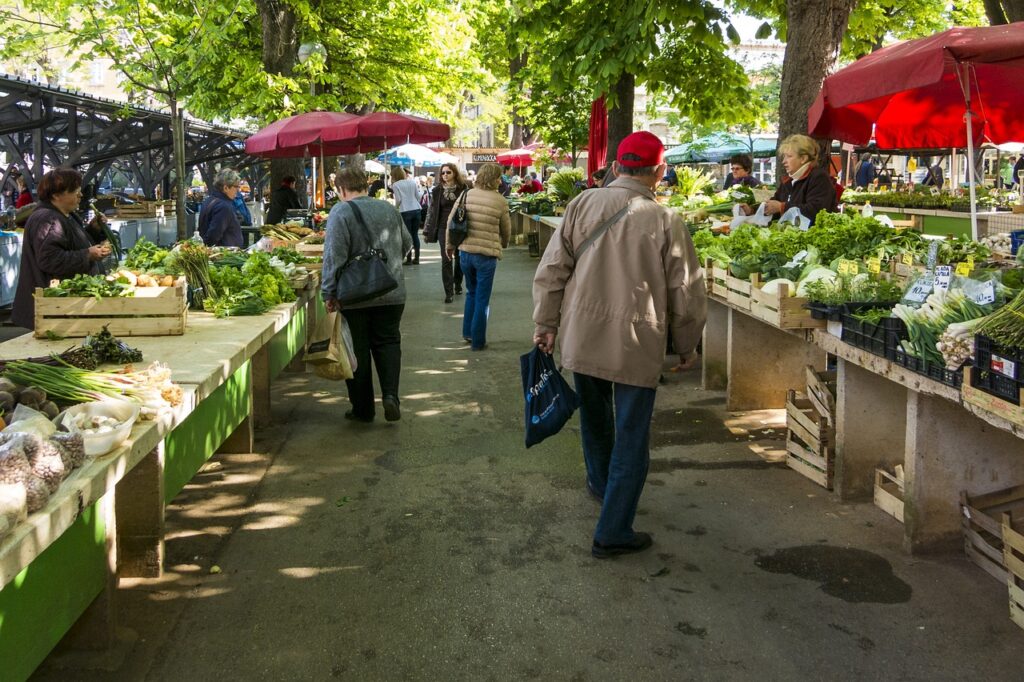 Den effektiva marknadshypotesen är ett begrepp inom finansiell ekonomi som ger en förklaring till hur marknaden fungerar. Hypotesen bygger på specifika antaganden om marknaden och investerare. Om du är involverad i finansiella investeringar, kan idéerna som introduceras av denna hypotes vägleda dig i att göra sunda investeringar som ger avkastning som matchar marknaden. I den här artikeln definierar vi EMH, undersöker dess former, tittar på några EMH investeringsstrategier och diskuterar några av kritikerna av EMH.